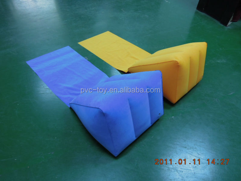 プロモーションインフレータブル枕を群がっくさび状の三角形ビーチバックウェッジ枕ウェッジ枕仕入れ・メーカー・工場