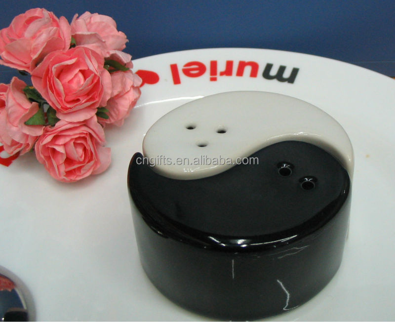 ceramic cruet set black and white salt and pepper shaker,China BEYOND