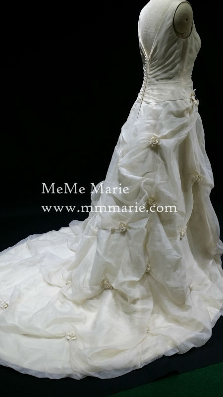 在庫のアーモンドvネックストラップオープンバックのウェディングドレスの花嫁衣装ハンドメイドフラワーと問屋・仕入れ・卸・卸売り