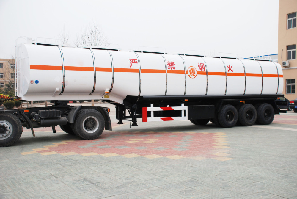 China 3 axle oil fuel tanker truck trailer , widely used fuel tanker truck