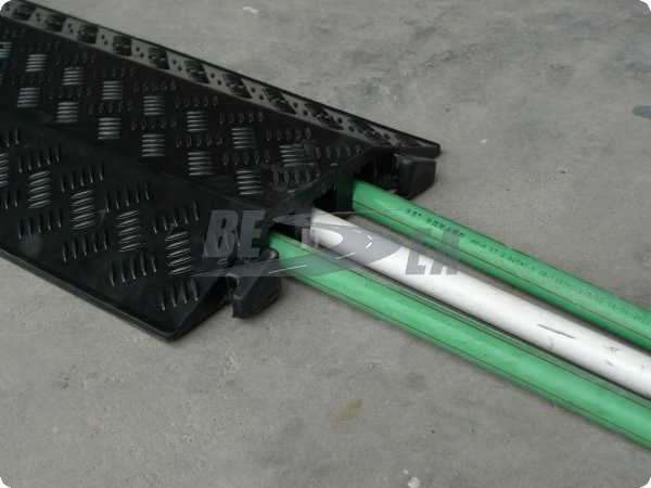 3- チャネル柔軟なプラスチック製の道路ラインバッカーケーブルプロテクター/をカバーするフロア黒い( dh- cr- 6)問屋・仕入れ・卸・卸売り