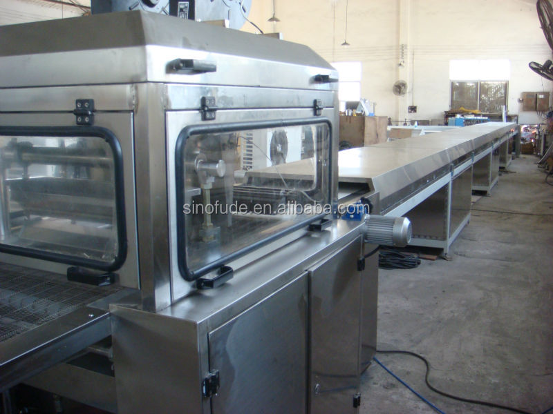 Chocolate enrober with cooling tunnel