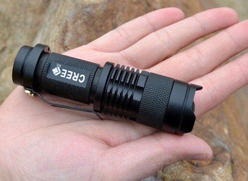 Sk68 7ワット300lm 3モード懐中電灯トーチ、 調整可能なフォーカスズーム、 黒仕入れ・メーカー・工場