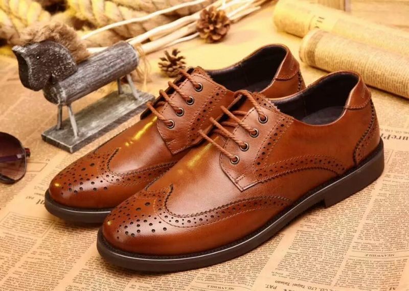新しいファッションのデザインの彫刻2015革靴の革イタリアの有名なデザイナーの男性のオックスフォードシューズ仕入れ・メーカー・工場