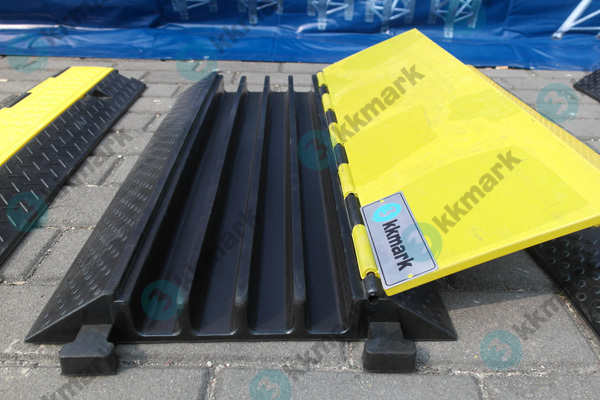 4 channel cable ramp 01.jpg