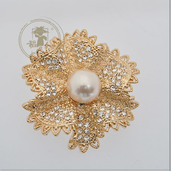 中国安価な真珠卸売手作り高級な花クリスタルラインストーンの結婚式の招待状用ブローチ問屋・仕入れ・卸・卸売り