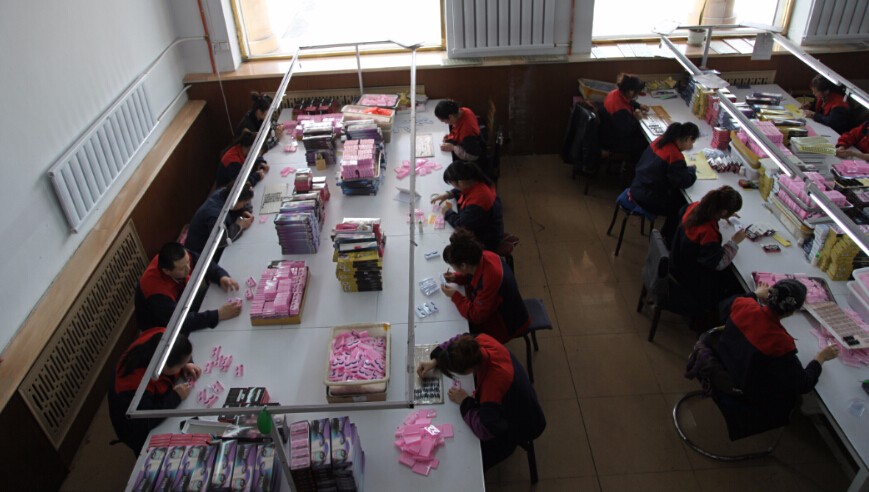 packing workshop for eyelashes.JPG