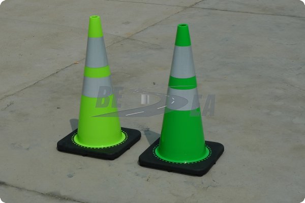 安い価格オーストラリア標準色のついた黒ベースpvc道路安全コーン問屋・仕入れ・卸・卸売り