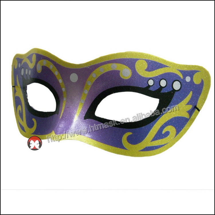 Le masque pour la personne avec la gélatine et le charbon des noirs