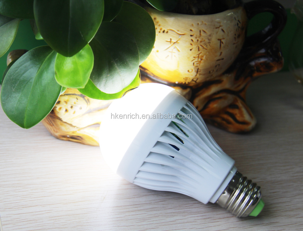 LED Blanc chaud 7 W Lampe magique avec télécommande et pile rechargeable au  lithium batterie intégrée E26 Lampe pour la maison des pannes de courant de  l'éclairage pour l'ampoule d'urgence - Chine