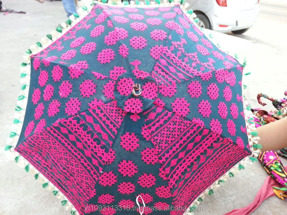 Tradicional sari hechos a mano material de indio sombrillas ...