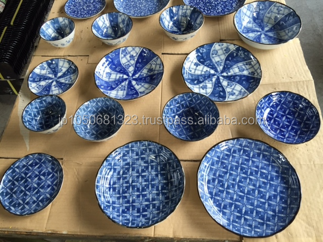高品質の様々な芸術的なデザインのセラミックの小さな皿とカップラック日本製仕入れ・メーカー・工場
