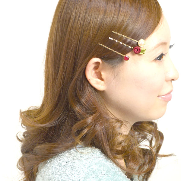 ホットで人気のある商品の日本その娘さんに。 ローズパールフラワーモチーフのヘアアクセサリーで石3セット。問屋・仕入れ・卸・卸売り